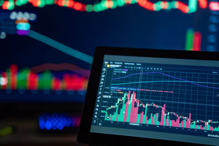 Candlestick patterns for beginners showing hammer, doji, and engulfing candles on a trading chart