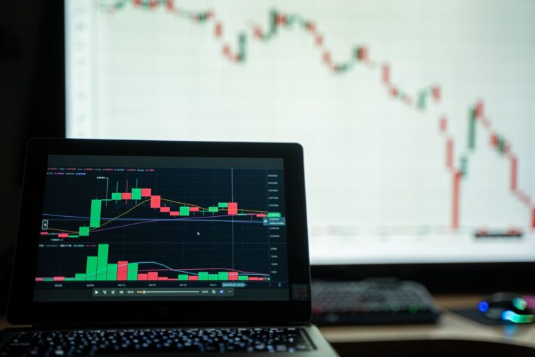 Is forex trading worth it — balanced scale weighing pros and cons of forex trading for beginners