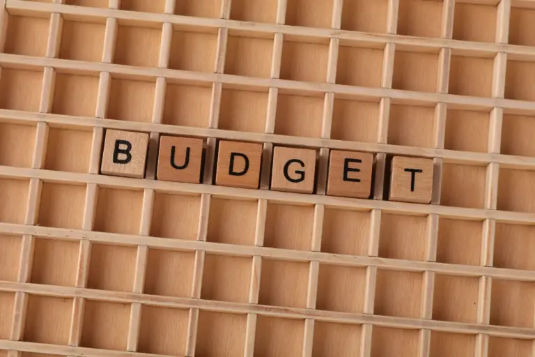 Step-by-step guide showing how to make a budget with income, expenses, and savings categories laid out simply for beginners